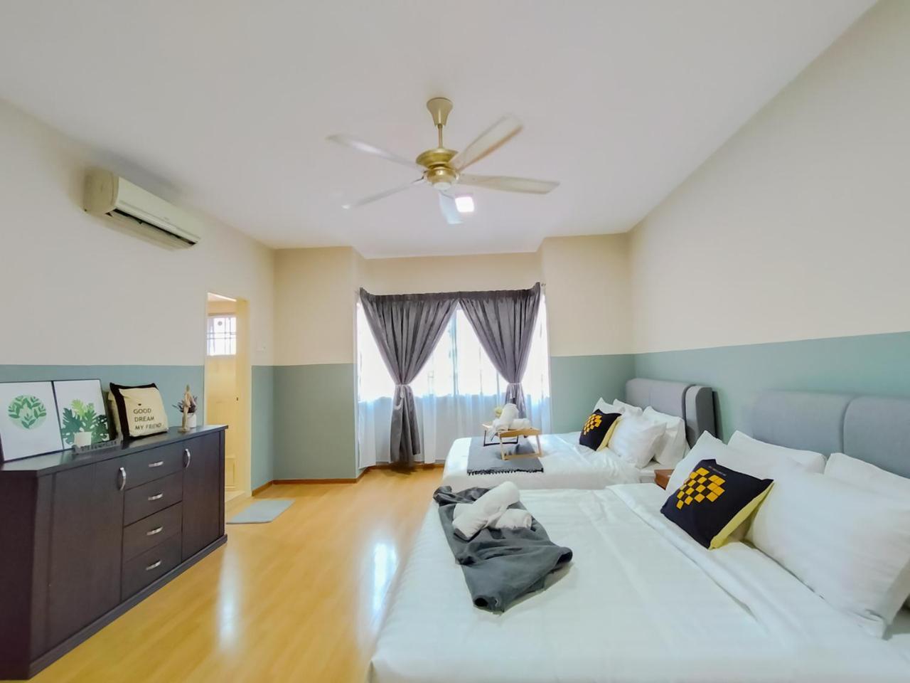 Vila Gathering Corner House With 6 Upto 16pax By Manhattan Group Kuala Lumpur