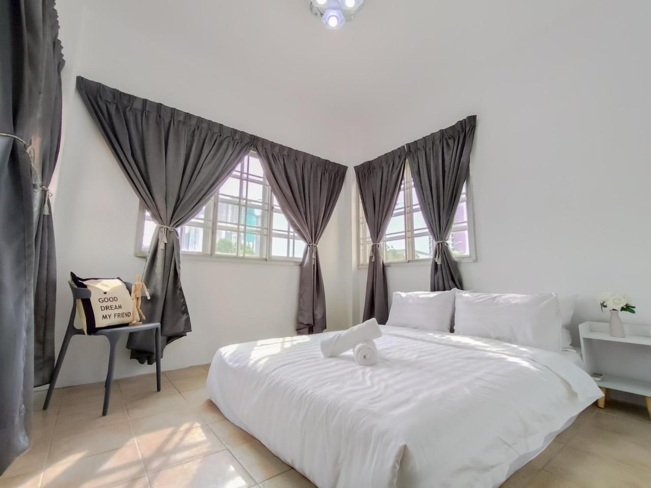Vila Gathering Corner House With 6 Upto 16pax By Manhattan Group