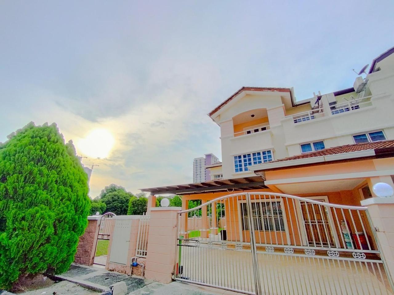 Vila Gathering Corner House With 6 Upto 16pax By Manhattan Group
